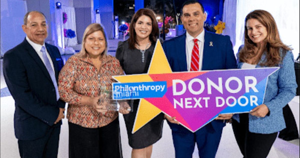 Lori Bean reconocida en PhilanthropyMiami's Donor Next Door