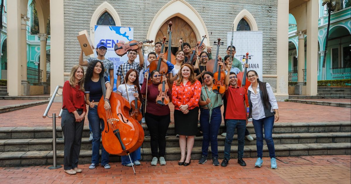 SaludArte: El Centro Ecuatoriano Norteamericano llevó a la Orquesta Sinfónica Juvenil José Joaquín de Olmedo al Hospital Luis Vernaza