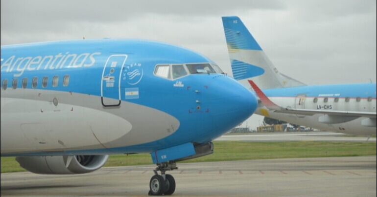 Aerolíneas Argentinas sube sueldos para evitar paros en el Mundial