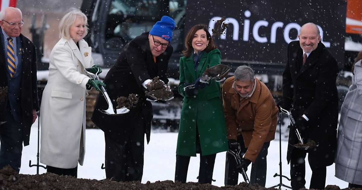 Ceremonia de inicio de obras para la construcción de una enorme planta de fabricación de chips Micron en el centro de Nueva York