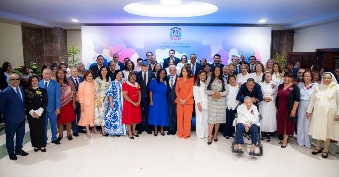 Senado reconoce a 32 féminas en “Mujeres que Transforman”