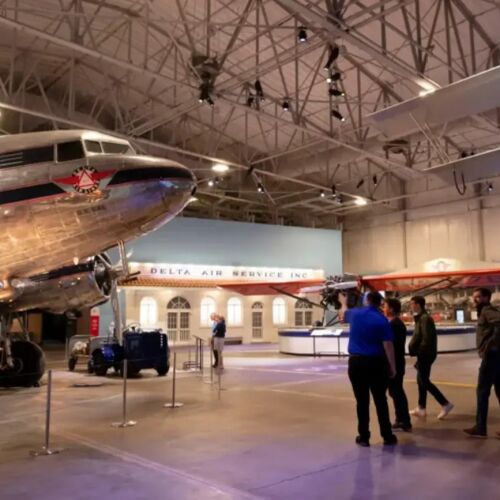 El recién reabierto Delta Flight Museum rebosa de historia y arte