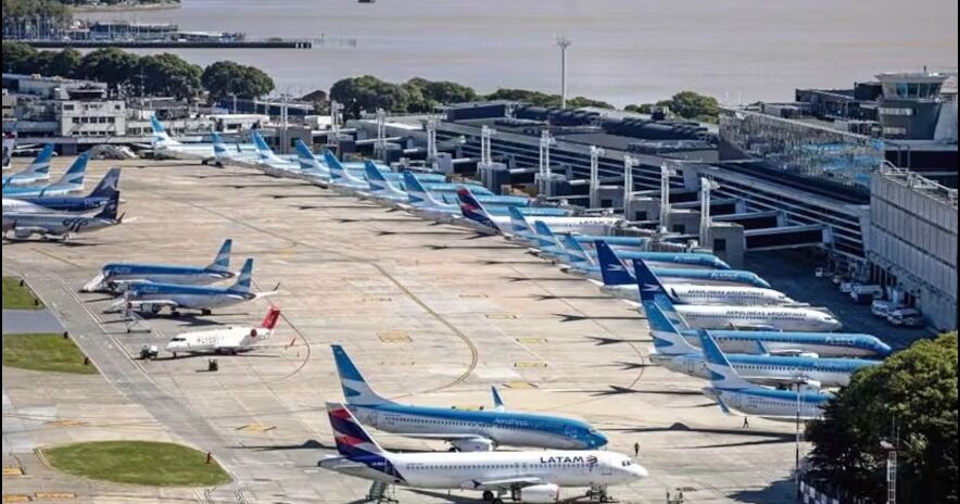 El Gobierno aprobó más carga horaria para pilotos y tripulantes y se tensó la relación con los gremios aeronáuticos