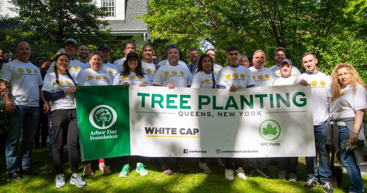 Forest Park recibe un impulso ecológico con un evento de plantación de árboles organizado por White Cap en Oak Ridge