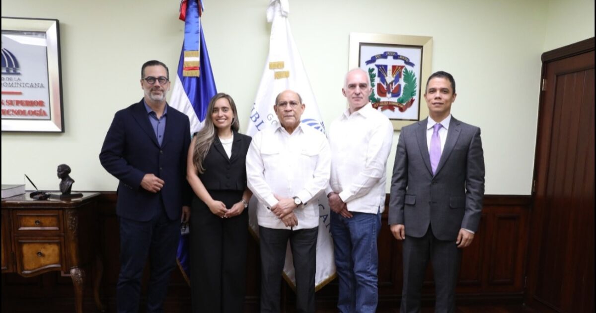 Mescyt y Arajet impulsan alianza para formar pilotos, mecánicos y tripulación aérea en RD