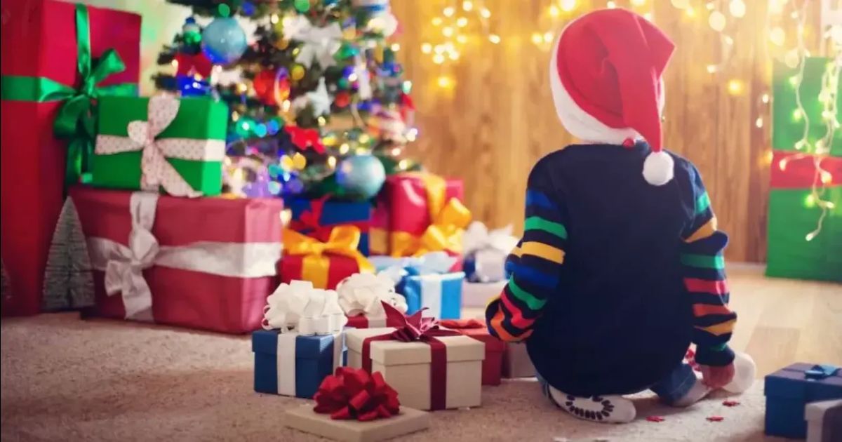 Entregan regalos a cientos de niños y familias en South Dekalb por Navidad