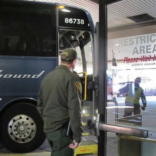 Estados Unidos sanciona a empresas de transporte que facilitan la "migración irregular"