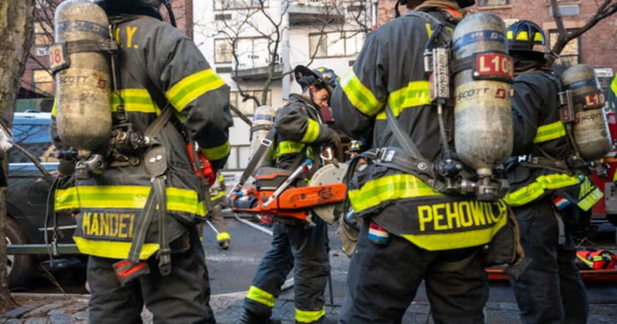 Proyecto de ley de la ciudad de Nueva York busca prohibir los "químicos permanentes" tóxicos en el equipo de extinción de incendios