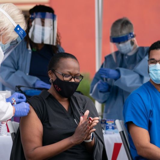 Cómo vacunarse contra la COVID-19 en Georgia