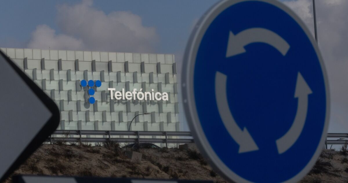 América Móvil y Entel acuerdan explorar oferta para adquirir activos de Telefónica en Chile