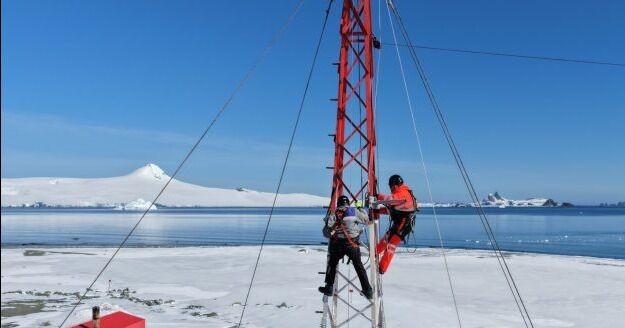 WOM logra importante hito al instalar la antena más austral del país en el Territorio Chileno Antártico