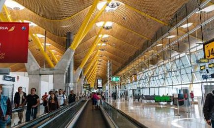 Aeropuertos españoles tendrán cámaras para monitorear la temperatura de los pasajeros