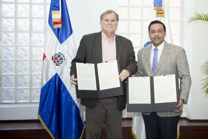 CEI-RD firma acuerdo con IESC para certificar a los exportadores dominicanos