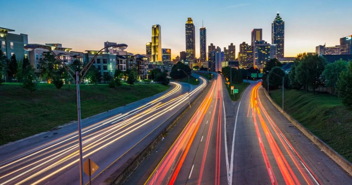 La Junta de ARC adopta un plan de electrificación del transporte regional para orientar las inversiones en infraestructura de vehículos eléctricos en el área metropolitana de Atlanta