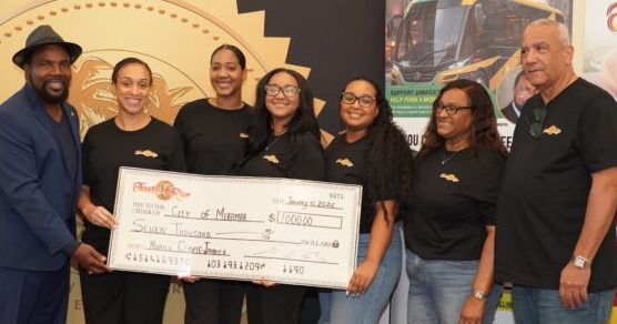 Taste Rite Bakery dona $7,000 para una clínica de salud móvil en Jamaica