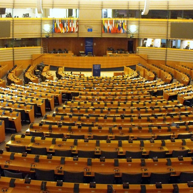 Regulación de la Inteligencia Artificial: Promover una IA centrada en el ser humano y digna de confianza, Euro Parlamento