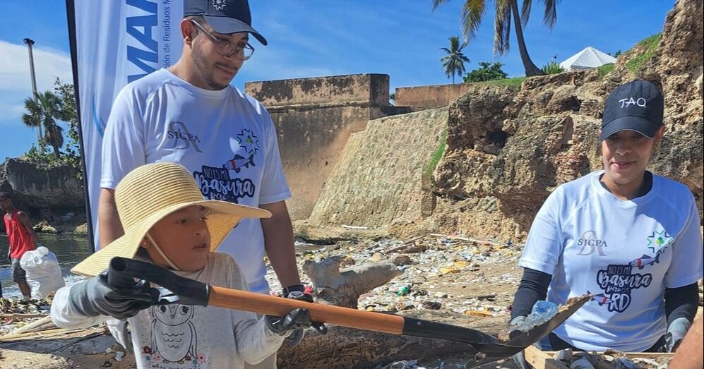 Logran recolectar más de 400 libras de residuos durante jornada de limpieza en playa Fuerte San Gil