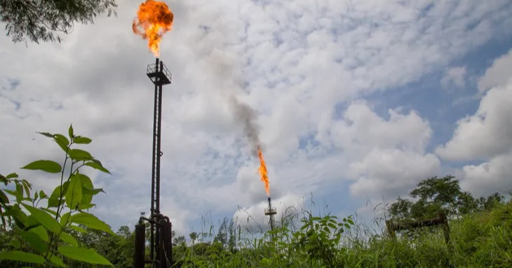 Ecuador busca socio para detener la quema de gas, mientras aumenta la ira en la Amazonia