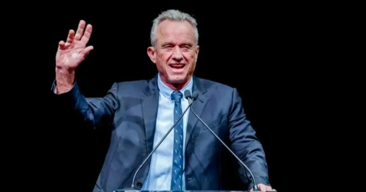 Robert F. Kennedy Jr. se retira de la campaña electoral y apoya a Trump