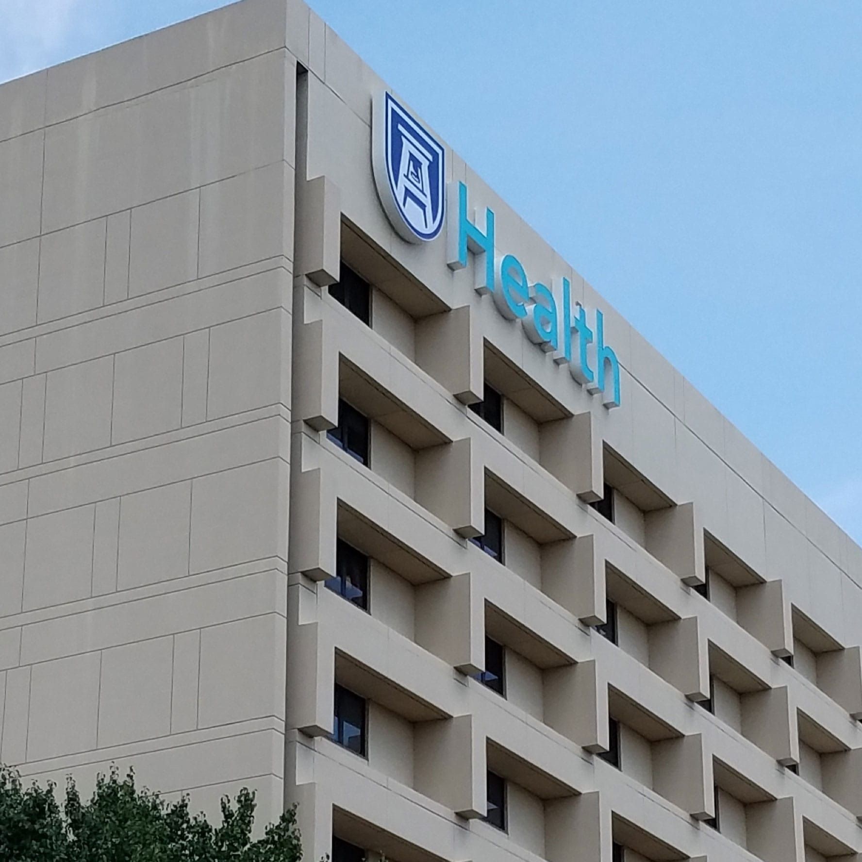 Un sistema hospitalario del área de Atlanta ha completado la adquisición de los hospitales de la Universidad de Augusta.