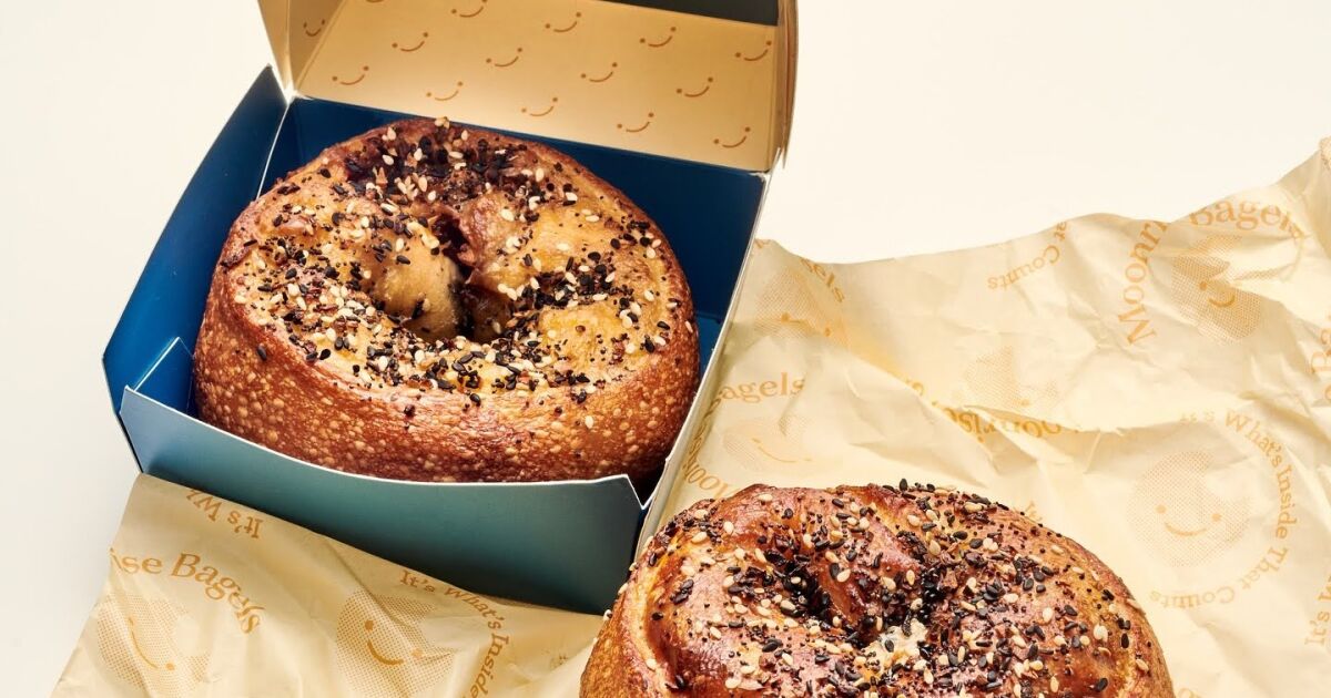 Moonrise Bagels trae sus bagels rellenos virales al West Village y redefine el clásico de Nueva York