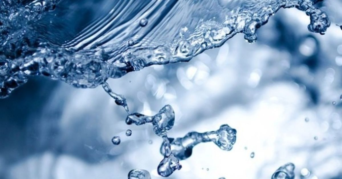 EPA impone por primera vez un límite nacional para los 'químicos permanentes' en el agua potable