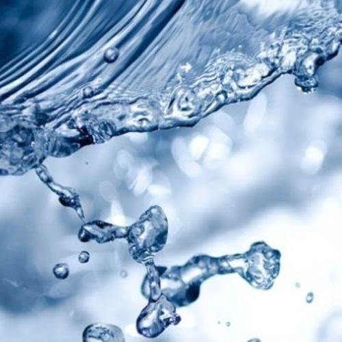 EPA impone por primera vez un límite nacional para los 'químicos permanentes' en el agua potable