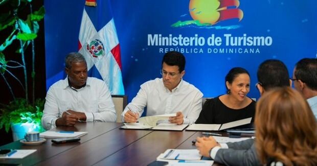 MITUR y guías turísticos firman acuerdo para mejorar calidad del servicio a turistas