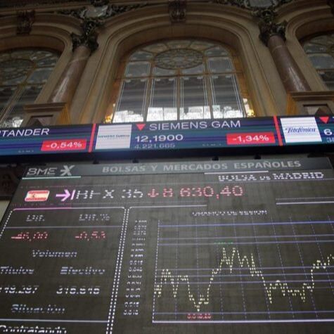 Bolsas mundiales reaccionan a la baja tras guerra comercial de Trump mientras el euro y el oro suben
