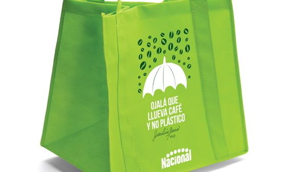 Supermercados Nacional lanza nueva edición limitada de bolsas reusables de Juan Luis Guerra