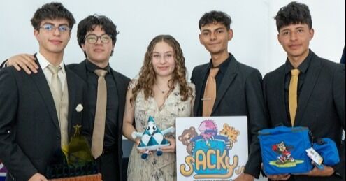 Estudiantes del ISM ganan premio mundial de emprendimiento juvenil con Sacky, una propuesta que convierte botellas PET en loncheras sostenibles