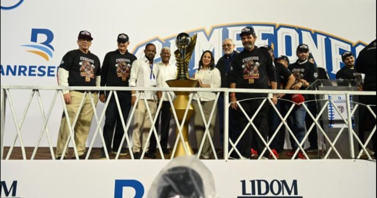 Banreservas entrega la copa de campeones a Leones Escogido