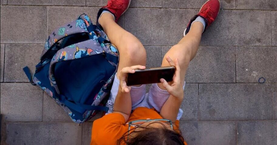 España planea prohibir las redes sociales a los menores de 16 años