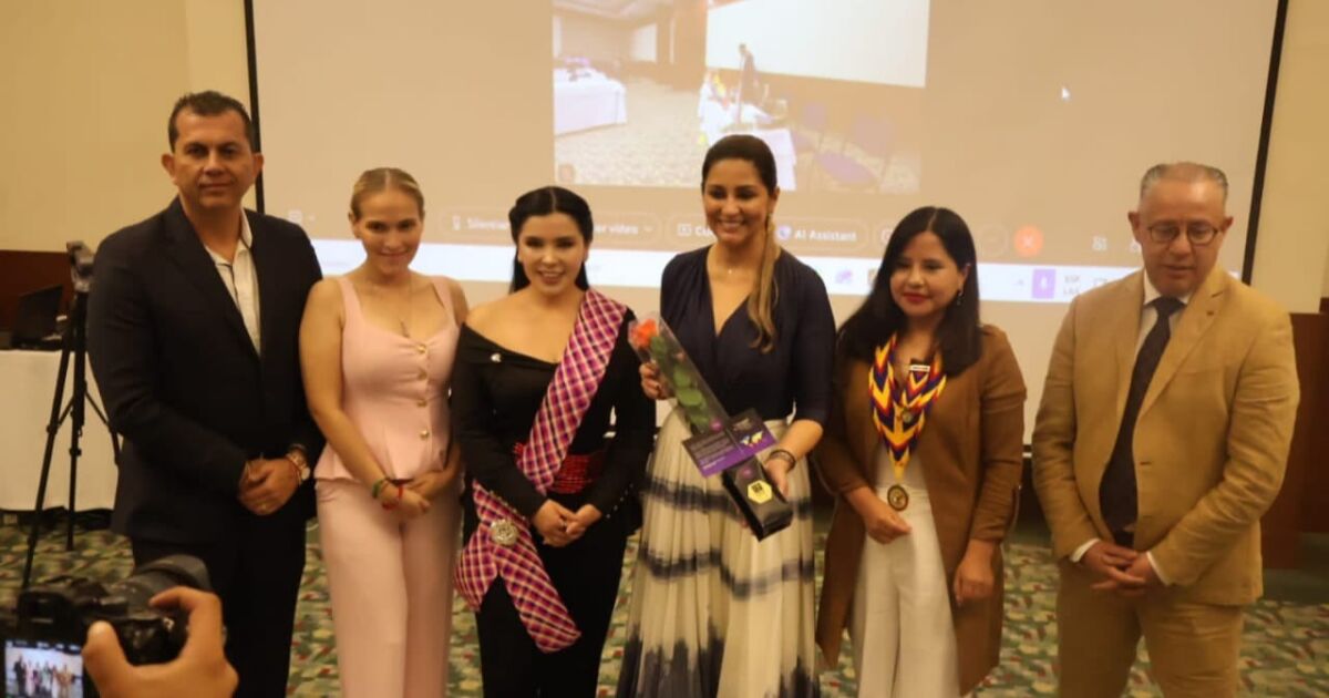 Ecuatoriana recibe la condecoración “Manuela Sáenz a la Integración Latinoamericana” por parte del Parlamento Andino