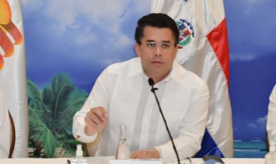 Ministro de Turismo multa con un millón de pesos a hotel donde se produjo tumulto