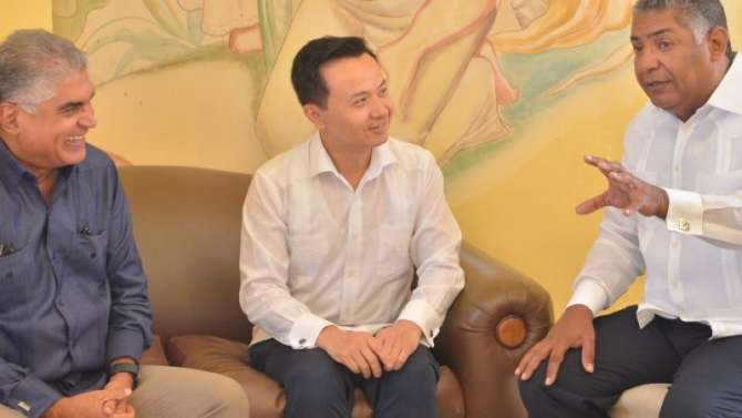 Embajador China visita clúster turístico Santiago