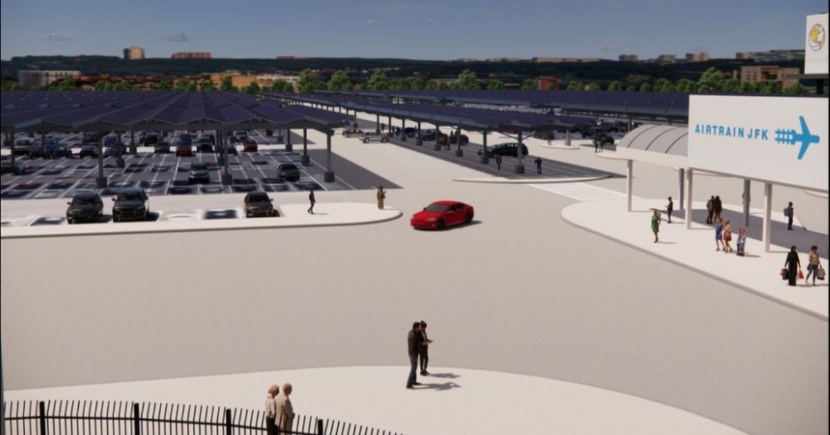 Marquesina de energía solar en el estacionamiento de larga duración del aeropuerto JFK para ayudar a alimentar AirTrain y las casas cercanas