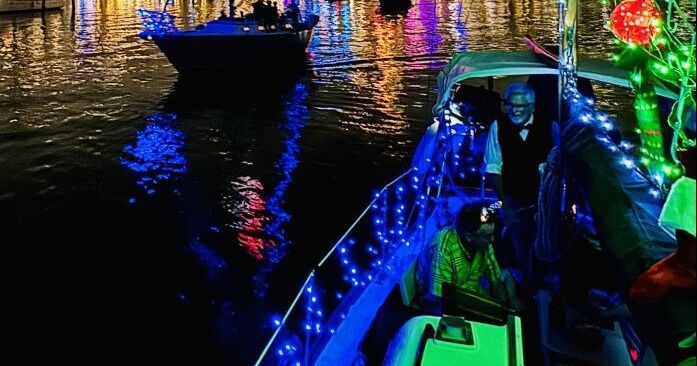 Una querida tradición nacida en la bahía: el desfile de barcos navideños de CGSC zarpa