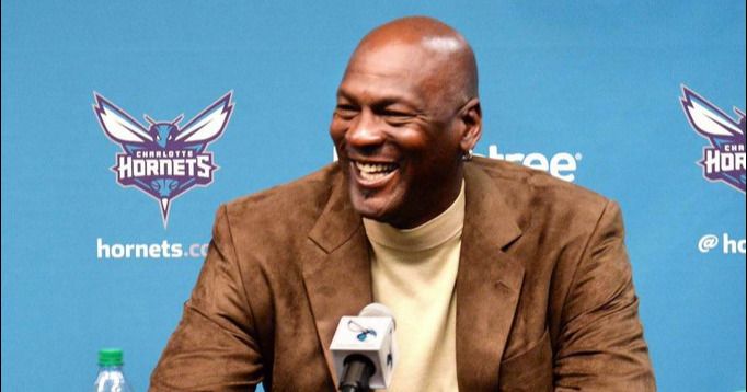 Michael Jordan vende la mayoría de sus acciones en los Charlotte Hornets