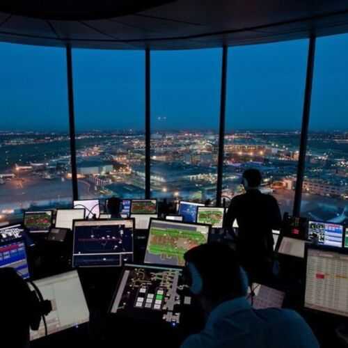 FAA planea contratar 2.000 controladores aéreos