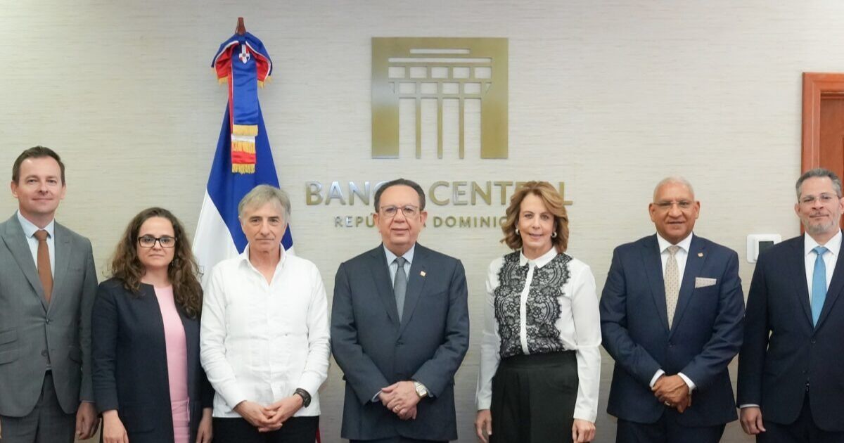 Gobernador del Banco Central Valdez Albizu expone fortalezas económicas del país ante el embajador de la Unión Europea