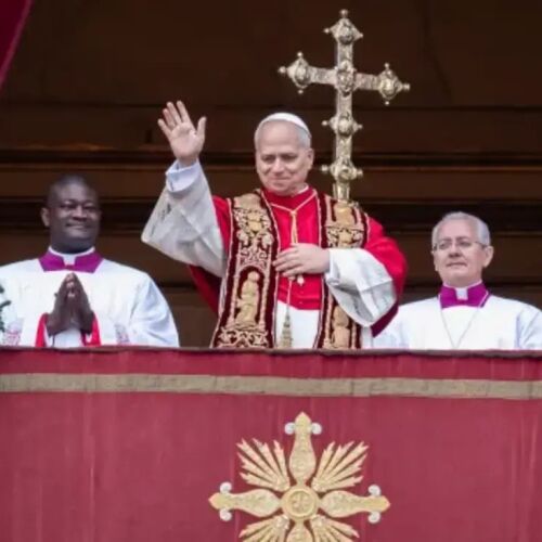 El Papa León XIV hace un llamado a la solidaridad global en su primer mensaje «Urbi et Orbi»