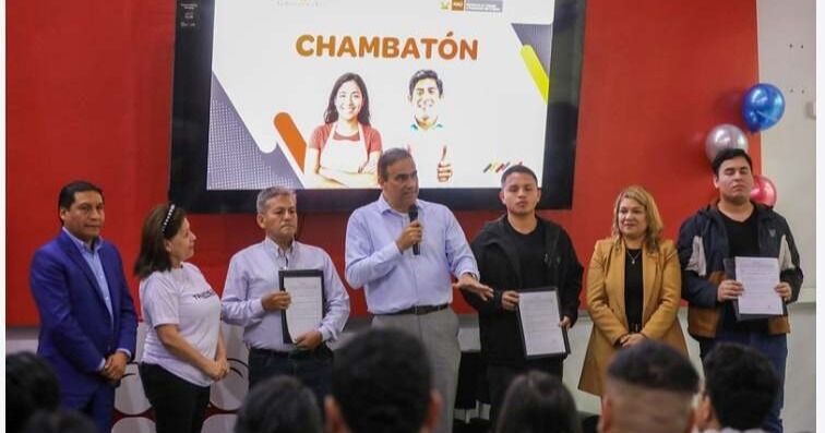 Ministro Óscar Fernández Cáceres participa en firma de contratos durante Chambatón del MTPE