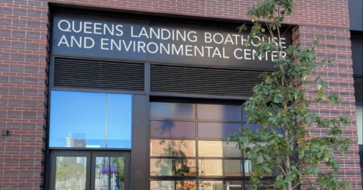 Queens Landing Boathouse conectando a la juventud con la ecología en  Newtown Creek