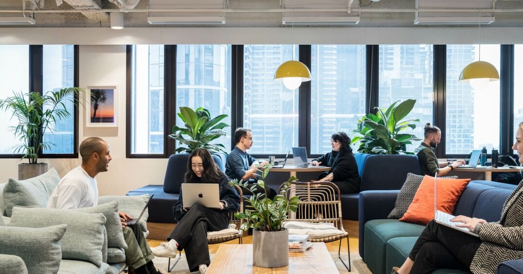 Flexibilidad y contacto humano: el nuevo equilibrio que busca alinear a los equipos de trabajo en Hispanoamérica