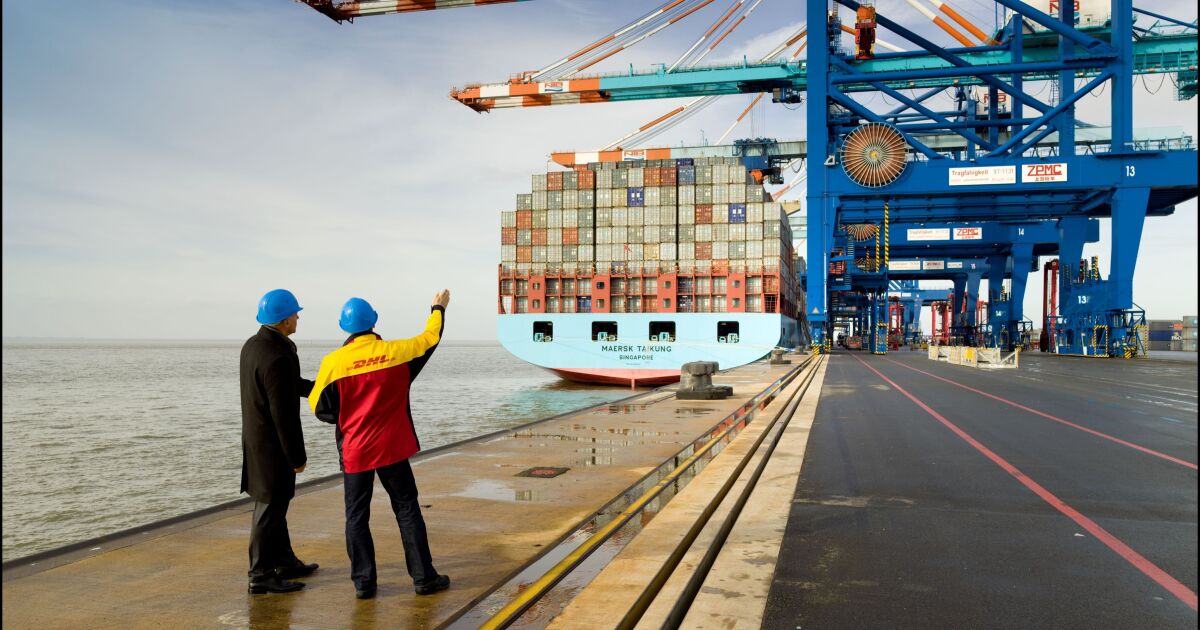 Temporada de huracanes en el Caribe y migración de ballenas en el Pacífico colombiano: ¿cómo mitigar su impacto en las operaciones de transporte de carga por mar?