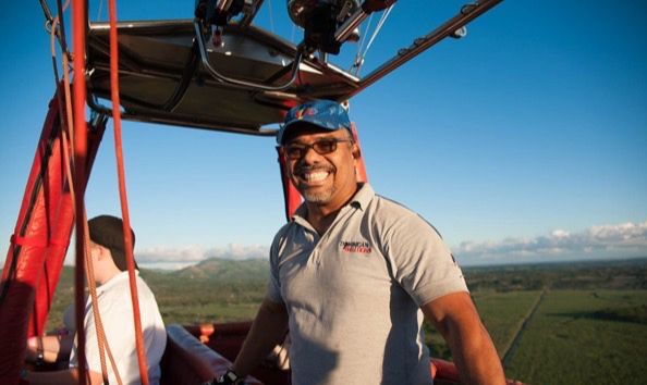 Técnico de IDAC vuela globos aerostáticos entre aeropuertos Bávaro y Punta Cana