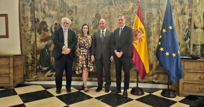 «Servir es un privilegio»: Dra. Beatriz García recibe Cruz Oficial de la Orden de Isabel la Católica