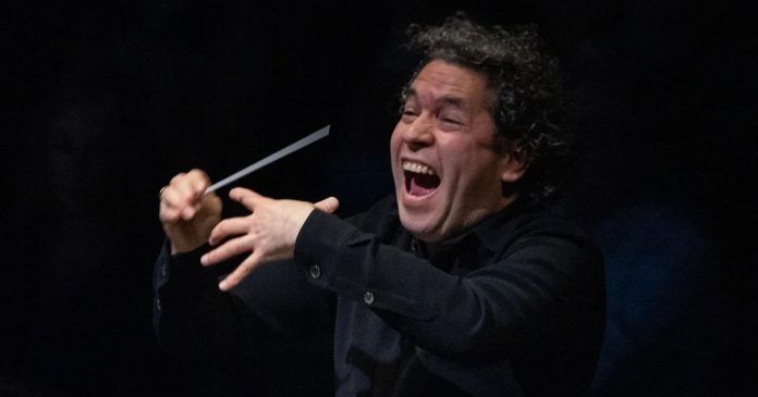 Gustavo Dudamel hace historia en los Grammy 2026 con dos nuevos galardones