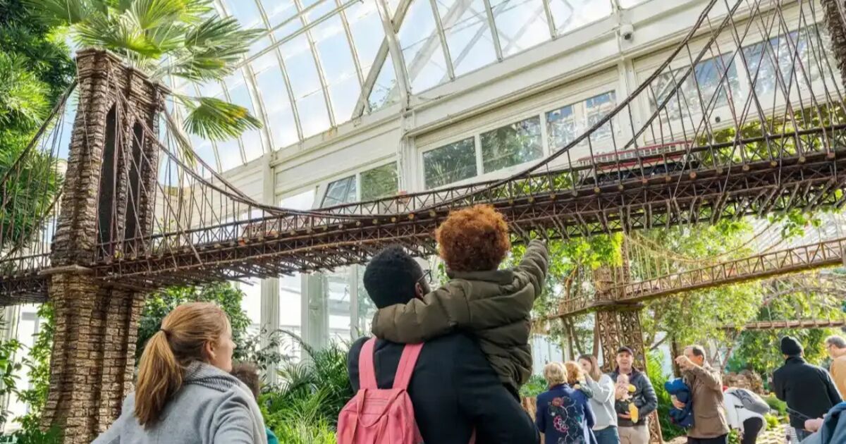 Los lugares emblemáticos de Nueva York, incluido el Puente de Brooklyn en miniatura, destacan en el Holiday Train Show en NYBG